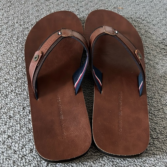Tommy Hilfiger Men’s Brown Leather flip flops size 10, lightly used. - Picture 2 of 4